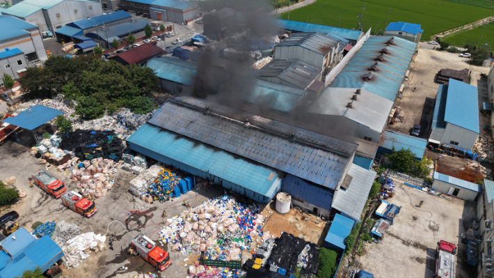 지난 20일 오후 12시 40분쯤 전북 김제시 오정동의 한 재생 플라스틱 제조 공장에서 불이 나 약 2억 7820만 원의 재산 피해가 발생했다. 전북소방본부 제공