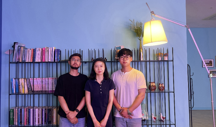 사진 왼쪽부터 소우럽 차울레 박사(제1저자), 장지현 교수, 김성도 박사. UNIST 제공