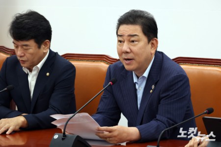 더불어민주당 김병기 원내대표가 21일 서울 여의도 국회에서 열린 정책조정회의에서 발언을 하고 있다.