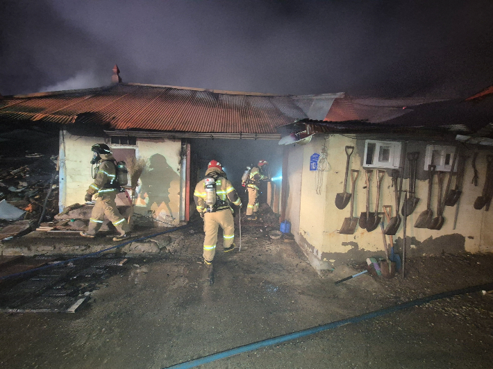 지난 20일 오후 충남 예산군 덕산면 옥계리의 주택에서 불이 나 소방당국이 진화하고 있다. 예산소방서 제공