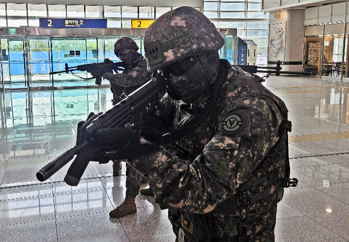 육군 제50사단 화랑여단 장병들이 경주역 광장에서 열린 '2025 UFS/TIGER 합동 대테러 훈련'에서 테러범 수색 작전을 펼치고 있다. 육군 50사단 제공