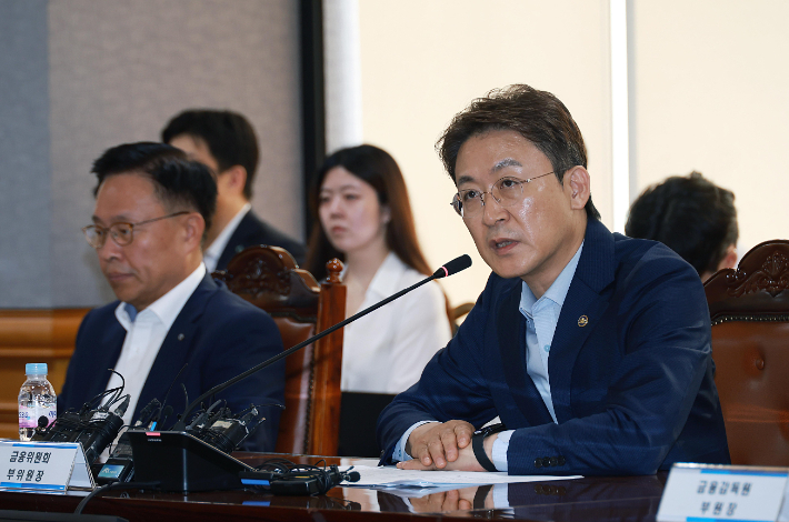 권대영 금융위원회 부위원장이 21일 오전 서울 중구 은행회관에서 5대 시중은행, 정책금융기관 등과 개최한 석유화학 사업재편을 위한 간담회에서 석유화학산업의 현황과 업계의 사업재편방향을 공유하고, 금융지원에 대한 원칙을 논의했다. 금융위원회 제공