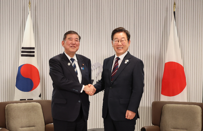 과거 정상회의서 만난 이재명 대통령(오른쪽)과 이시바 일본 총리. 연합뉴스