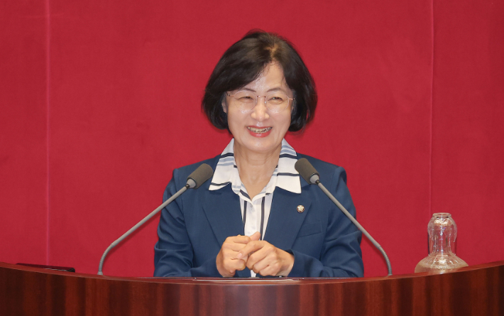 21일 서울 여의도 국회 본회의에서 법제사법위원회 위원장으로 선출된 더불어민주당 추미애 의원이 당선 인사를 하고 있다. 연합뉴스