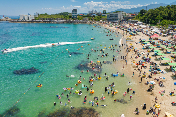 청정해변으로 알려진 아야진해수욕장 전경. 고성군 제공 