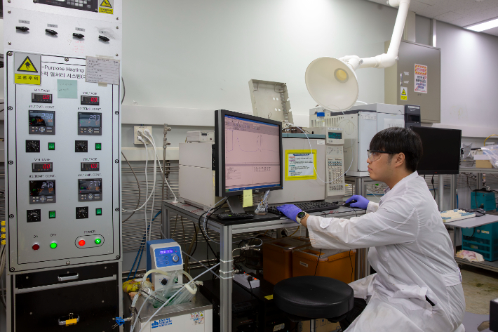 에너지연 연구진이 촉매 성능 실험을 하고 있다. 에너지연 제공