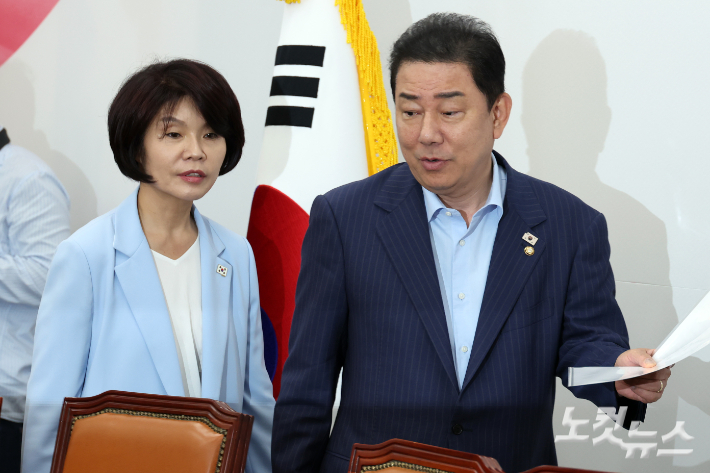 더불어민주당 김병기 원내대표와 한정애 정책위의장이 21일 서울 여의도 국회에서 열린 정책조정회의에 참석하며 대화를 하고 있다. 윤창원 기자