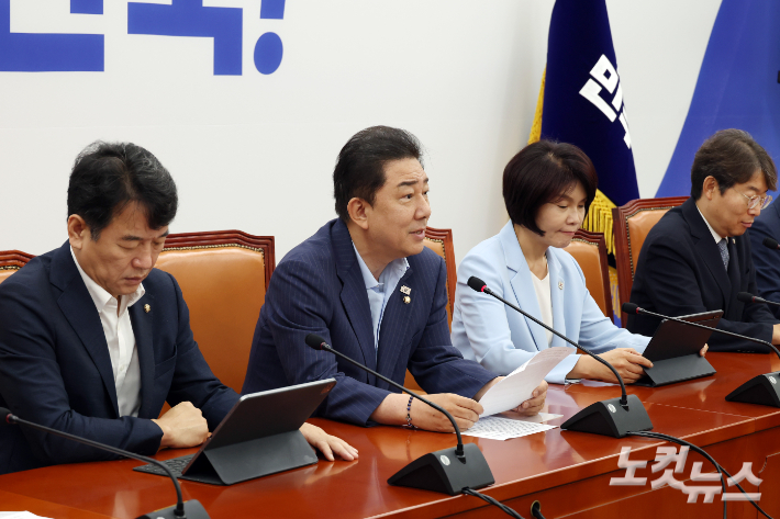 더불어민주당 김병기 원내대표가 21일 서울 여의도 국회에서 열린 정책조정회의에서 발언을 하고 있다. 윤창원 기자