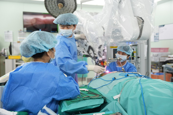 울산대학교병원 의료진이 환자의 목이나 가슴 피부를 절개하지 않고 로봇 갑상선 수술에 성공했다. 로봇 갑상선 수술 장면. 사진 울산대병원 제공