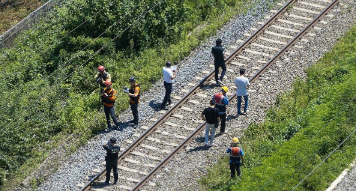 19일 경북 청도군 화양읍 삼신리 청도소싸움 경기장 인근 경부선 철로에서 경찰과 소방, 코레일 등 관계자들이 사고 조사를 하고 있다. 연합뉴스