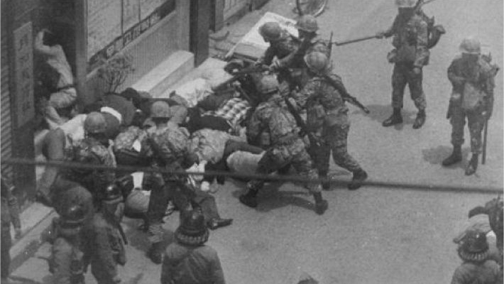 5·18 당시 시민들을 무차별적으로 진압하고 있는 계엄군. 5·18기념재단 제공