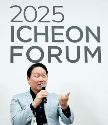 최태원 SK그룹 회장이 지난 20일 SK서린사옥에서 열린 '이천포럼 2025' 폐막 세션에서 구성원들과 질의응답 시간을 갖고 있다. SK그룹 제공