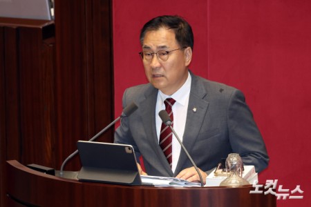 국민의힘 최형두 의원이 21일 서울 여의도 국회 제428회국회(임시회) 제1차 본회의에서 한국교육방송공사법 일부개정법률안(EBS법)이 상정되자 무제한토론(필리버스터)에 나서고 있다.