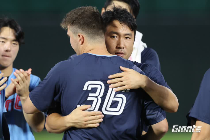 롯데 주장 전준우가 지난 6일 등판 이후 팀을 떠나게 된 터커 데이비슨을 안아주는 모습. 롯데 