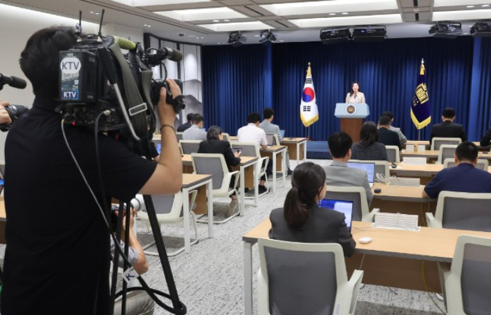 "대통령실 직원 명단, 상시 공개 예정 있나요"…대통령실에 후속 방침 질문한 기자, 공격 표적 된 이유[노컷브이]