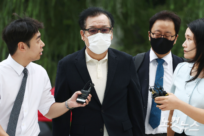 김건희 씨의 '통일교 청탁 의혹' 당사자로 알려진 건진법사 전성배 씨가 18일 오전 서울 종로구에 마련된 김건희 특검팀 사무실에 출석하고 있다. 황진환 기자