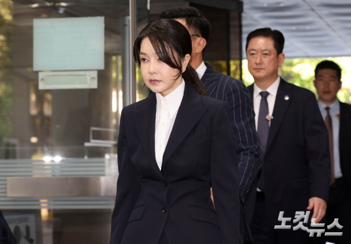 윤석열 전 대통령 부인 김건희 씨가 12일 오전 서울 서초구 서울중앙지법에서 열린 구속 전 피의자 심문(영장실질심사)에 출석하고 있다. 황진환 기자