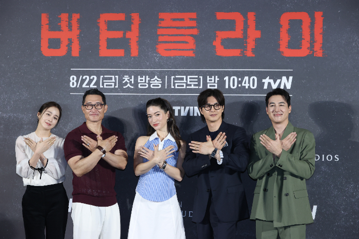 21일 서울 CGV용산아이파크몰에서 열린 영화 '버터플라이' 기자간담회에서 배우들이 포즈를 취하고 있다. 왼쪽부터 김태희, 대니얼 대 김, 레이나 하디스티, 김지훈, 션 리차드. 연합뉴스