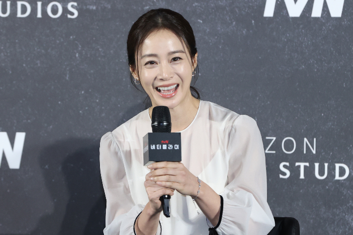 배우 김태희가 21일 서울 CGV용산아이파크몰에서 열린 영화 '버터플라이' 기자간담회에서 인사말을 하고 있다.  연합뉴스