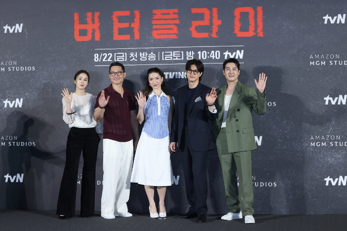 21일 서울 CGV용산아이파크몰에서 열린 영화 '버터플라이' 기자간담회에서 배우들이 포즈를 취하고 있다. 왼쪽부터 김태희, 대니얼 대 김, 레이나 하디스티, 김지훈, 션 리차드. 연합뉴스