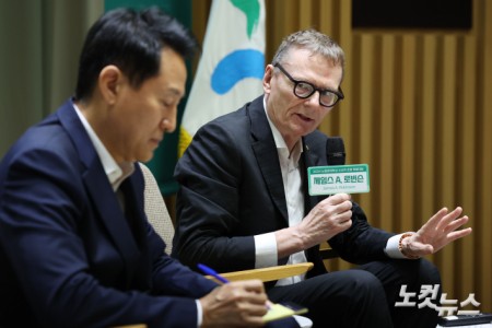 2024 노벨경제학상 수상자인 제임스A.로빈슨 미국 시카고대 교수가 21일 오전 서울 중구 서울시청에서 오세훈 서울시장과 