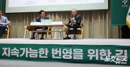 2024 노벨경제학상 수상자인 제임스A.로빈슨 미국 시카고대 교수가 21일 오전 서울 중구 서울시청에서 열린 