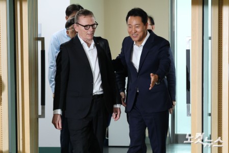 2024 노벨경제학상 수상자인 제임스A.로빈슨 미국 시카고대 교수와 오세훈 서울시장이 21일 오전 서울 중구 서울시청에서 열린 