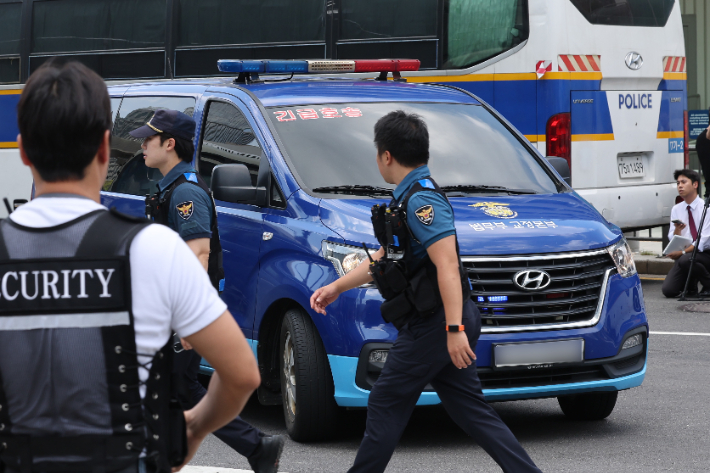 김건희가 탑승한 호송차가 21일 김건희 여사 관련 의혹들을 수사하는 민중기 특별검사팀 사무실이 마련된 서울 종로구 KT광화문빌딩으로 들어가고 있다. 연합뉴스