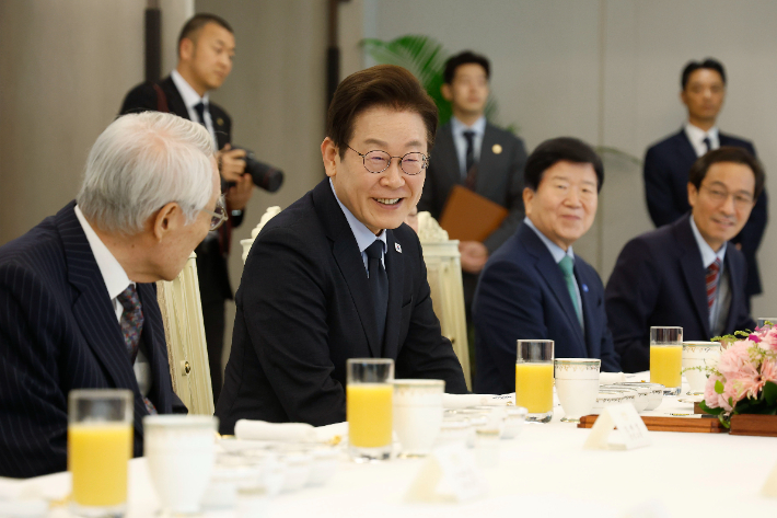 이재명 대통령이 21일 용산 대통령실에서 더불어민주당 상임고문단과 오찬 간담회를 하고 있다. 연합뉴스
