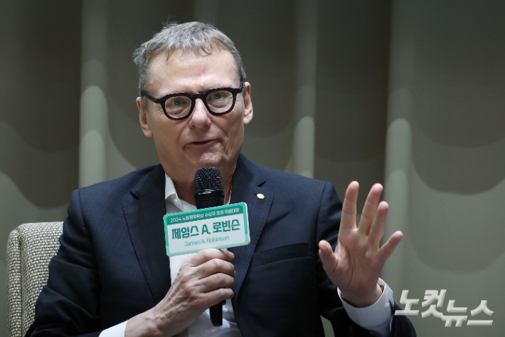 2024 노벨경제학상 수상자인 제임스A.로빈슨 미국 시카고대 교수가 21일 오전 서울 중구 서울시청에서 오세훈 서울시장과 '지속가능한 번영을 위한 길' 특별 대담을 하고 있다. 류영주 기자