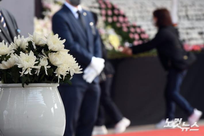 2022년 11월 서울광장에 마련된 이태원 참사 합동분향소를 찾은 시민들이 헌화하고 있다. 황진환 기자