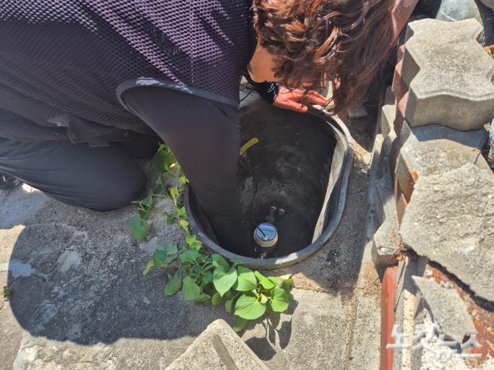  수도 검침원이 계량기 밸브를 조절하고 있는 모습. 전영래 기자