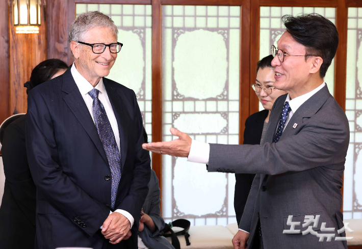 김민석 국무총리와 빌 게이츠 게이츠재단 이사장이 21일 서울 삼청동 총리공관에서 열린 오찬회담에 앞서 환담을 나누고 있다. 정부청사사진기자단