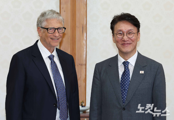 김민석 국무총리와 빌 게이츠 게이츠재단 이사장이 21일 서울 삼청동 총리공관에서 열린 오찬회담에 앞서 기념촬영을 하고 있다. 정부청사사진기자단