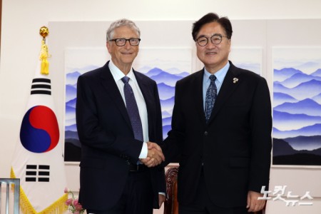 우원식 국회의장이 방한 중인 마이크로소프트(MS) 창업자 빌 게이츠 게이츠재단 이사장과 21일 오후 서울 여의도 국회의장실에서 만나 인사를 하고 있다. 25.08.21 국회사진기자단