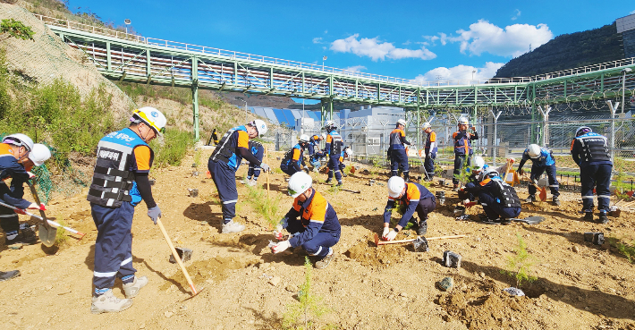 삼척블루파워는 지난 20일 삼척화력발전소에서 '2025년도 제2회 숲 조성사업'을 진행했다. 삼척블루파워 제공