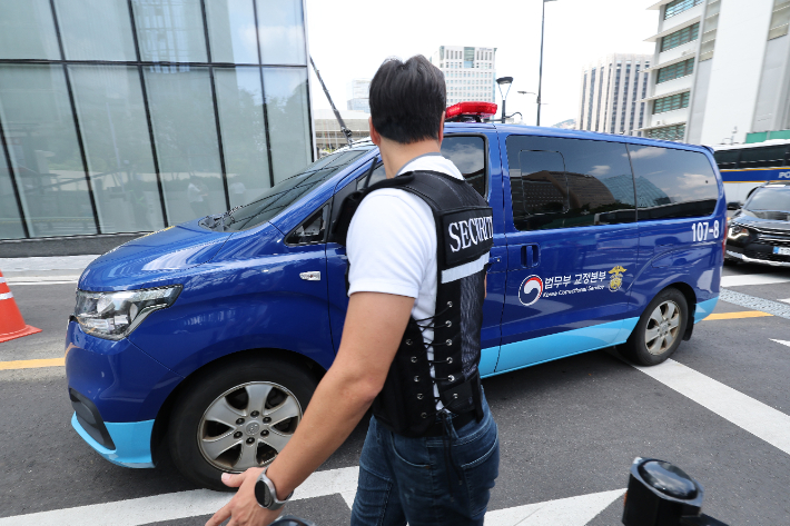 김건희씨가 탑승한 호송차가 21일 민중기 특별검사팀 사무실이 마련된 서울 종로구 KT광화문빌딩으로 들어가고 있다. 연합뉴스