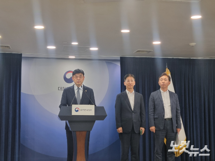 국토교통부 이상경 1차관이 21일 정부서울청사에서 브리핑을 열고 수도권 주요지역 모든 주택을 외국인 토지거래허가구역으로 지정한다고 밝혔다. 최서윤 기자 