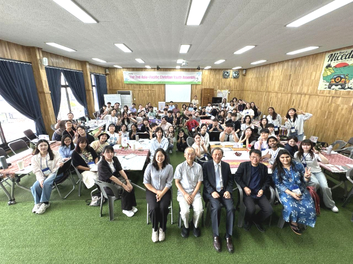 개회 예배 후 기념사진 촬영을 하고 있는 참가자들의 모습. 한국YMCA전국연맹 제공