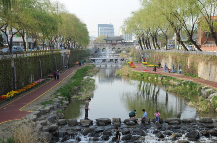 복원 공사가 마무리된 수원천. 수원시 제공
