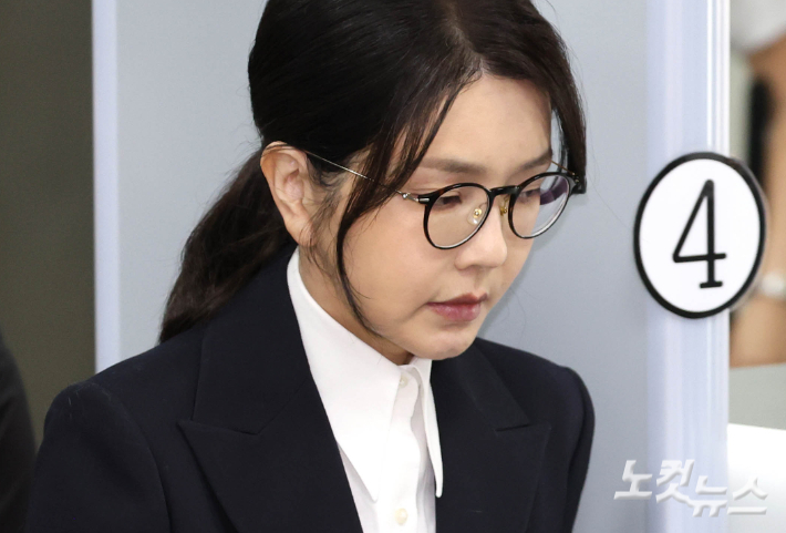 김건희, 세 번째 조사에도 '진술거부'…특검, 100여장 질문지 준비