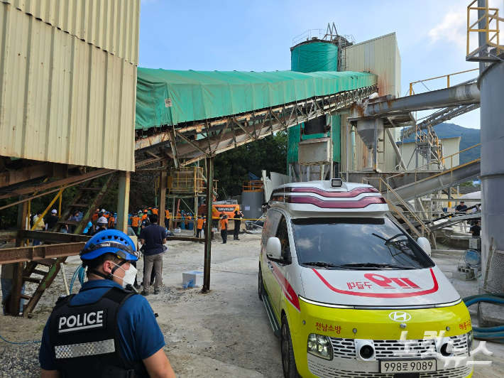 레미콘공장 안전사고 현장에 119 구급차가 대기하고 있다. 고영호 기자