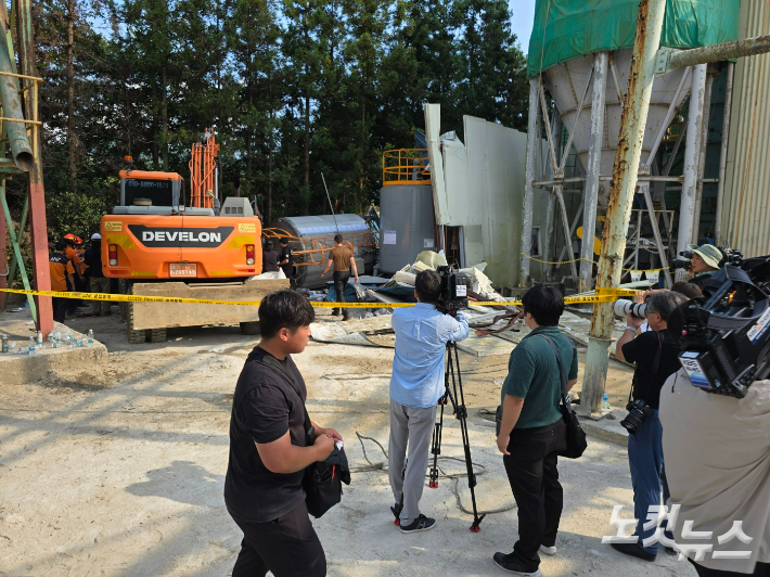레미콘공장 안전사고 지점의 취재진. 고영호 기자