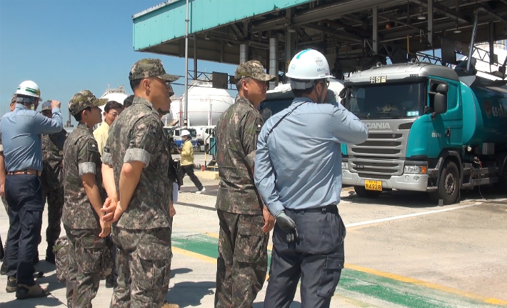 GS칼텍스는 합동참모본부와 함께 2025 을지훈련의 하나로 '민관군 통합 유류인수 및 분배 훈련'을 실시했다. GS칼텍스 제공