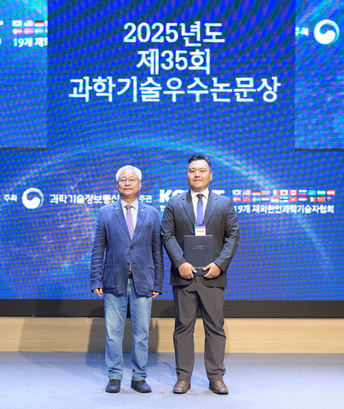 백수황 교수(오른쪽)가 기념촬영을 하고 있다. 상명대 제공