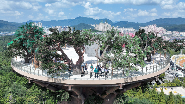 장금용 권한대행이 빅트리 현장을 점검하고 있다. 창원시 제공 