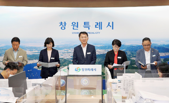 박진열 창원시 경제일자리국장이 21일 시청 프레스센터에서 미국 수출기업 긴급 지원방안을 발표하고 있다. 창원시 제공