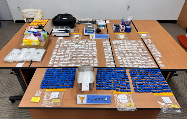필리핀에서 밀반입한 마약을 부산 북구의 한 등산로 일대에서 던지기수법으로 유통한 일당이 경찰에 붙잡혔다. 경찰이 압수한 마약. 부산경찰청 제공