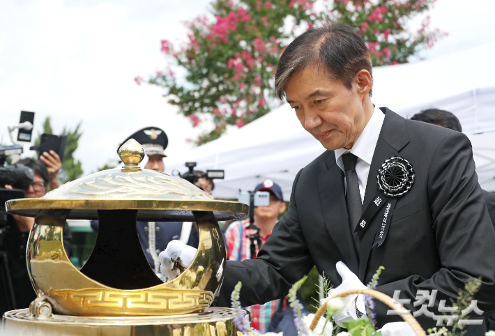 조국혁신당 조국 전 대표가 18일 서울 동작구 국립서울현충원 내 김대중 전 대통령 묘역을 찾아 참배를 하고 있다. 윤창원 기자