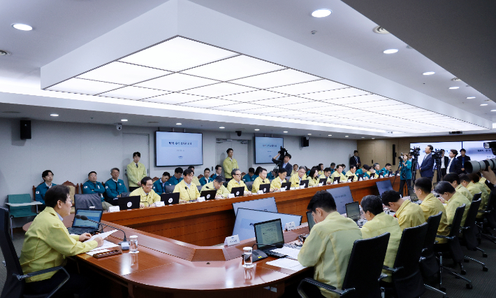 이재명 대통령이 21일 서울 용산 대통령실 청사에서 열린 8차 수석·보좌관 회의를 주재하고 있다. 연합뉴스